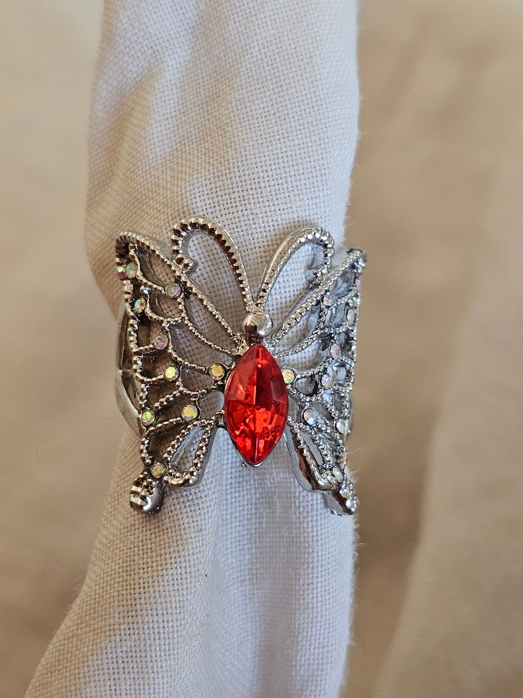 Anillo de mariposa plateada