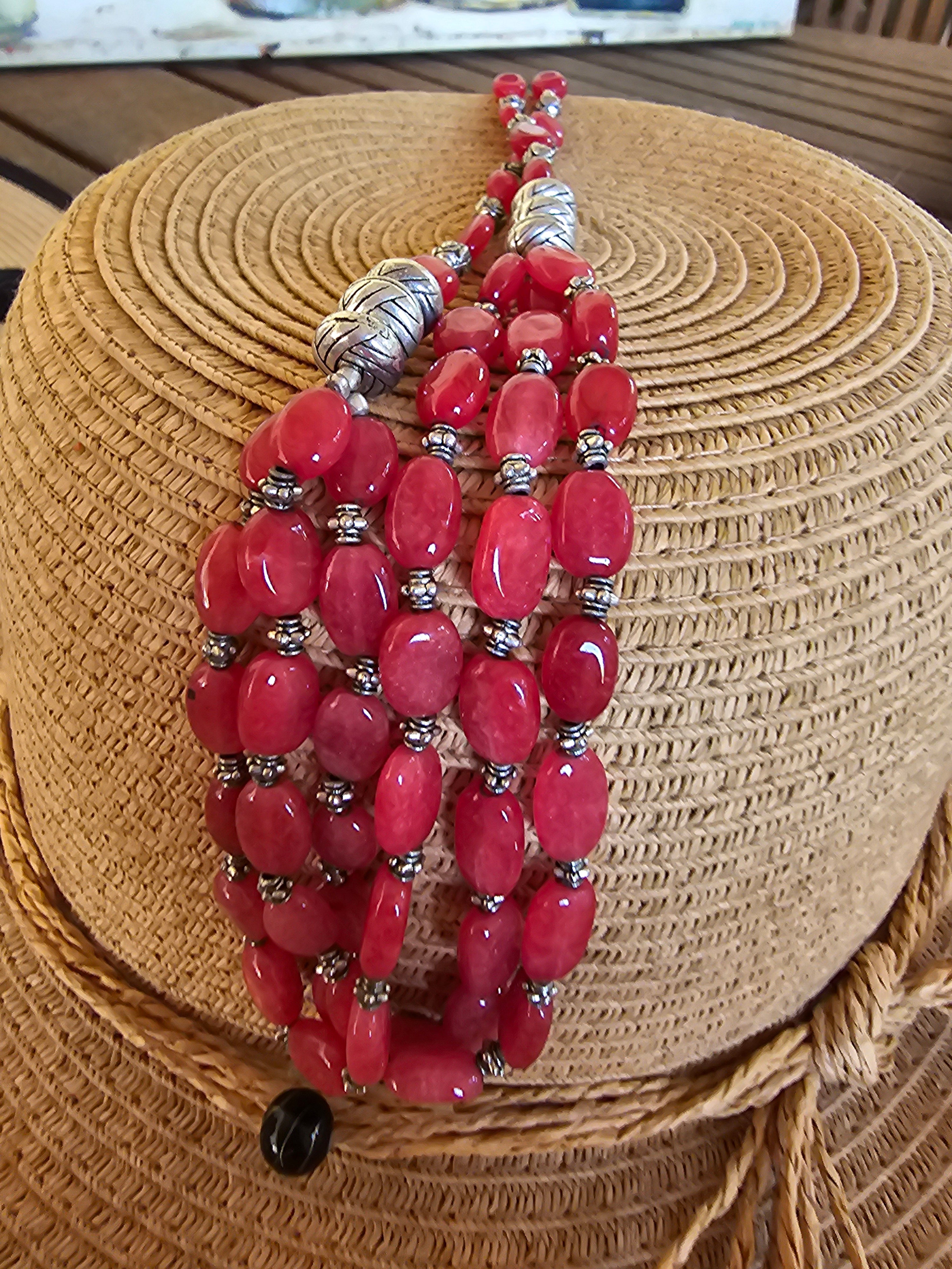 Collar rojo femenino