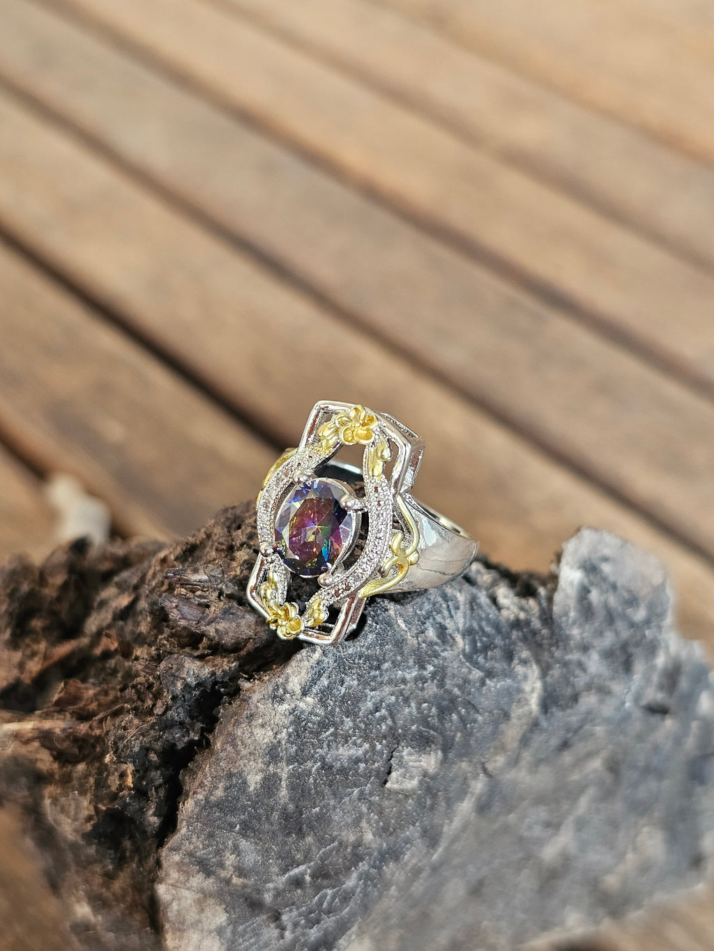 Llamativo anillo con filigranas y piedra