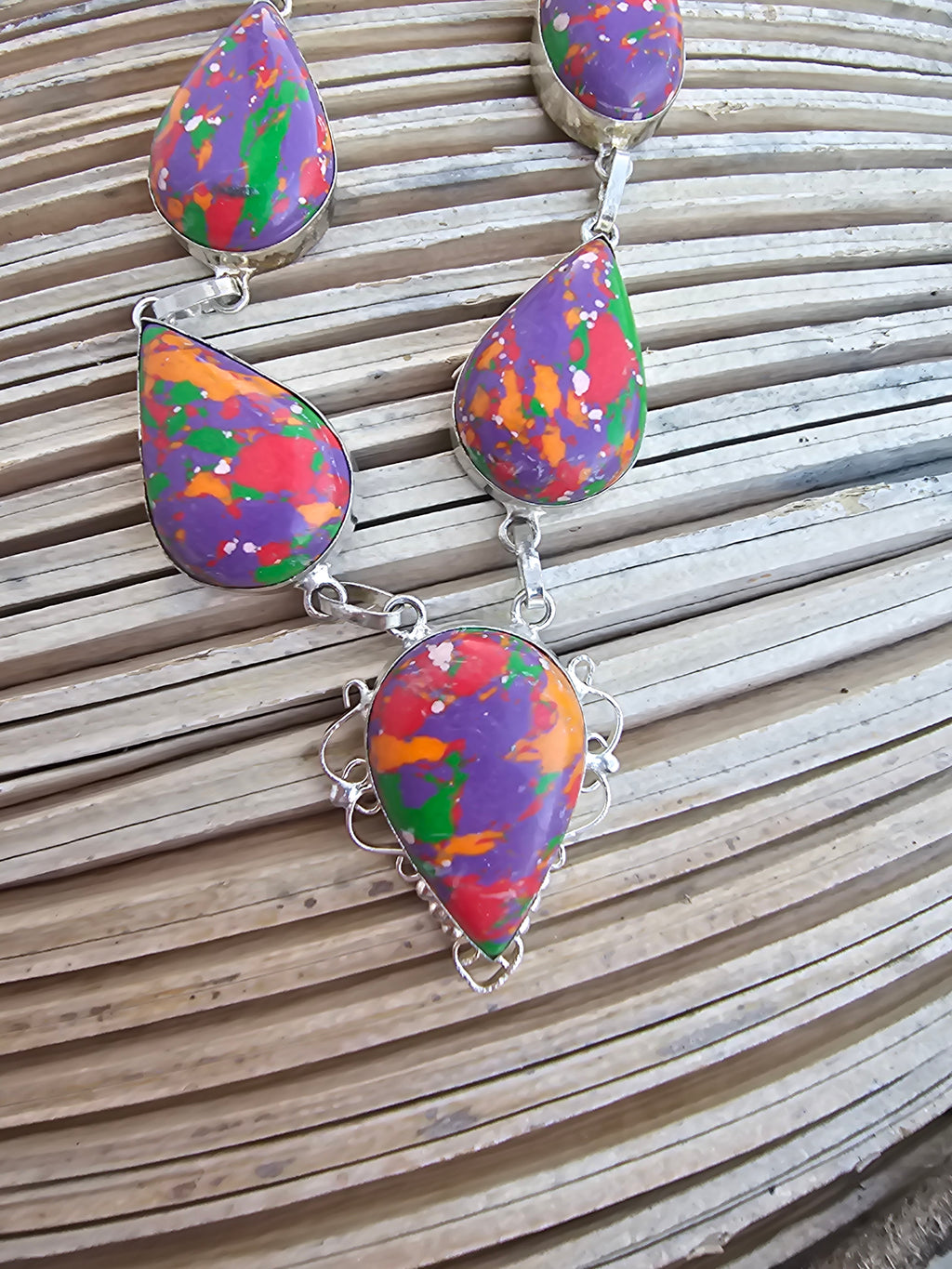 Collar con colores de verdad