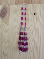 Collar púrpura con detalles interesantes