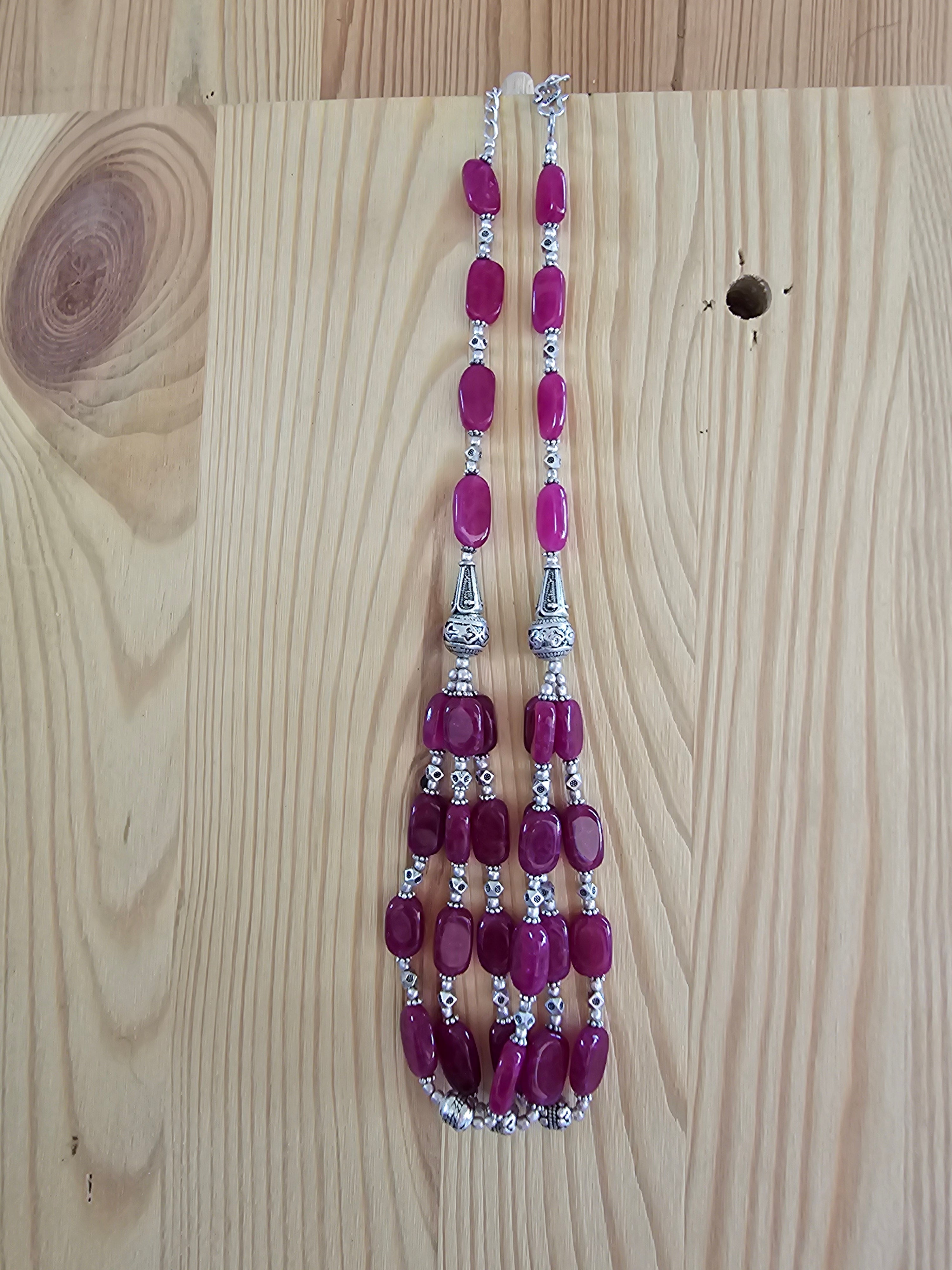 Collar púrpura con detalles interesantes