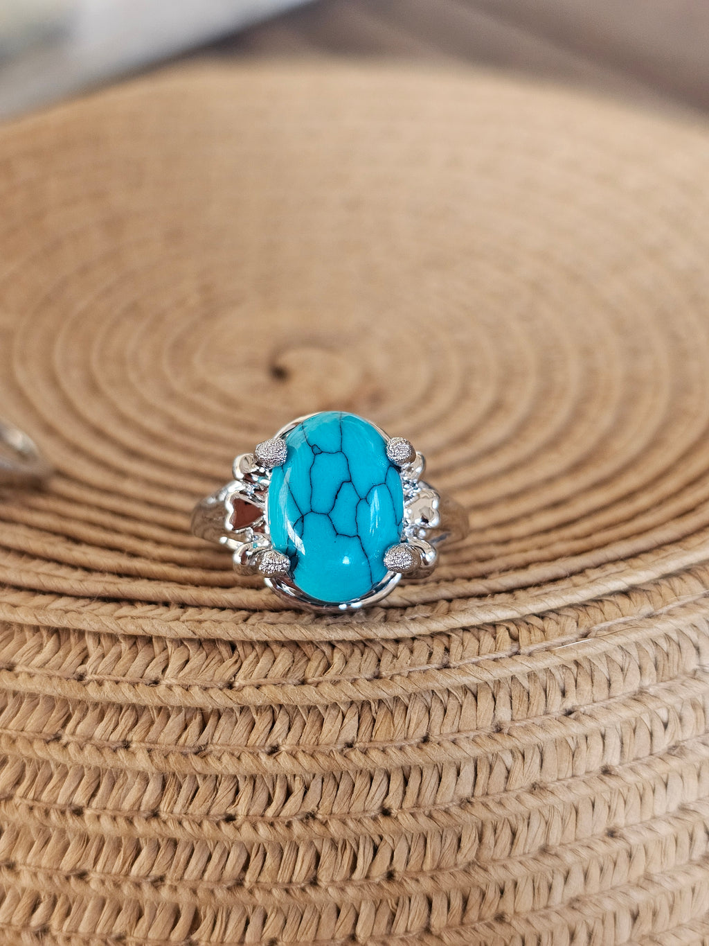 Bohemio anillo con engastes tipo garra