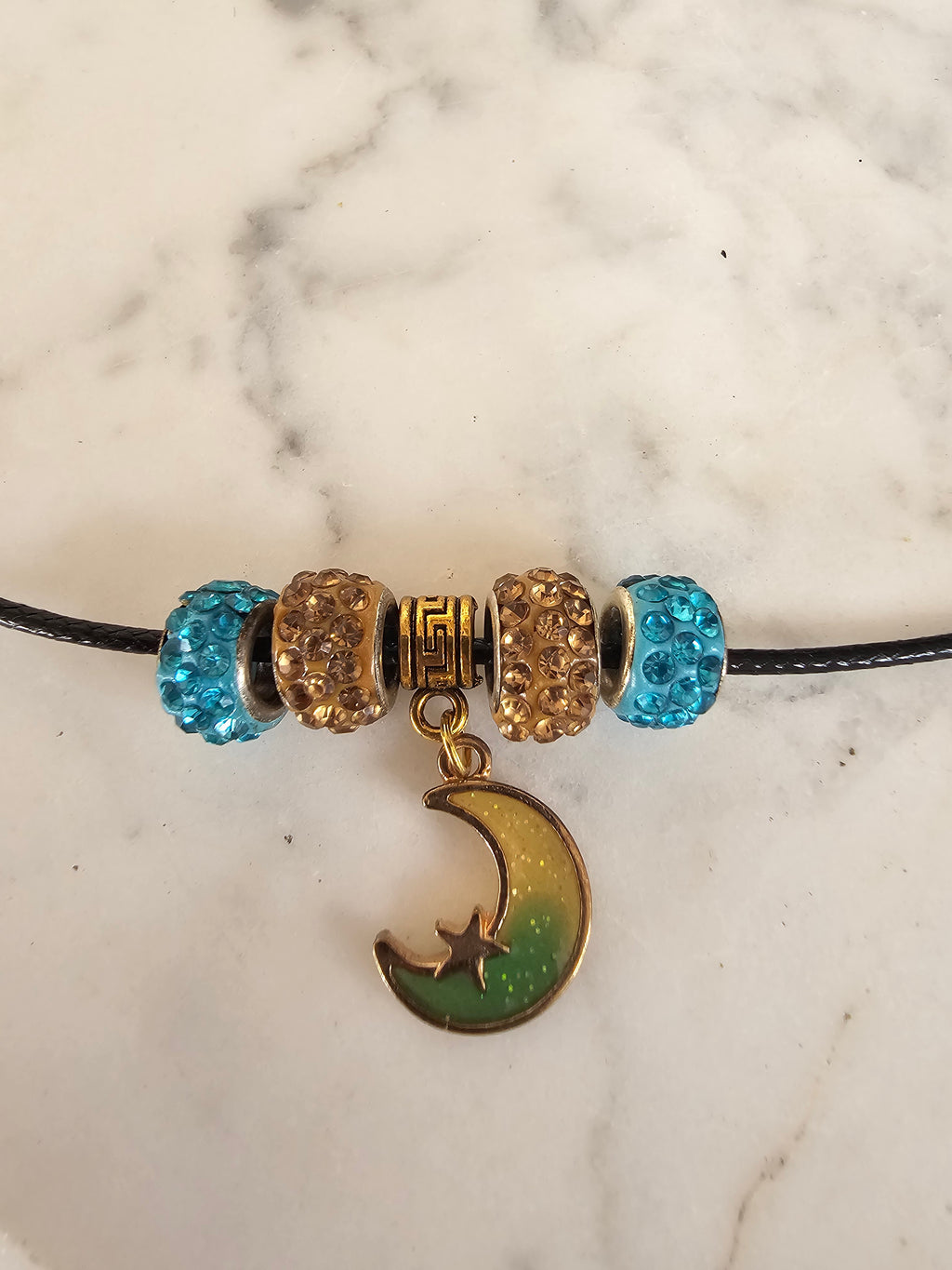 Collar Místico con Colgante de Luna, Estrella y Charms Brillantes
