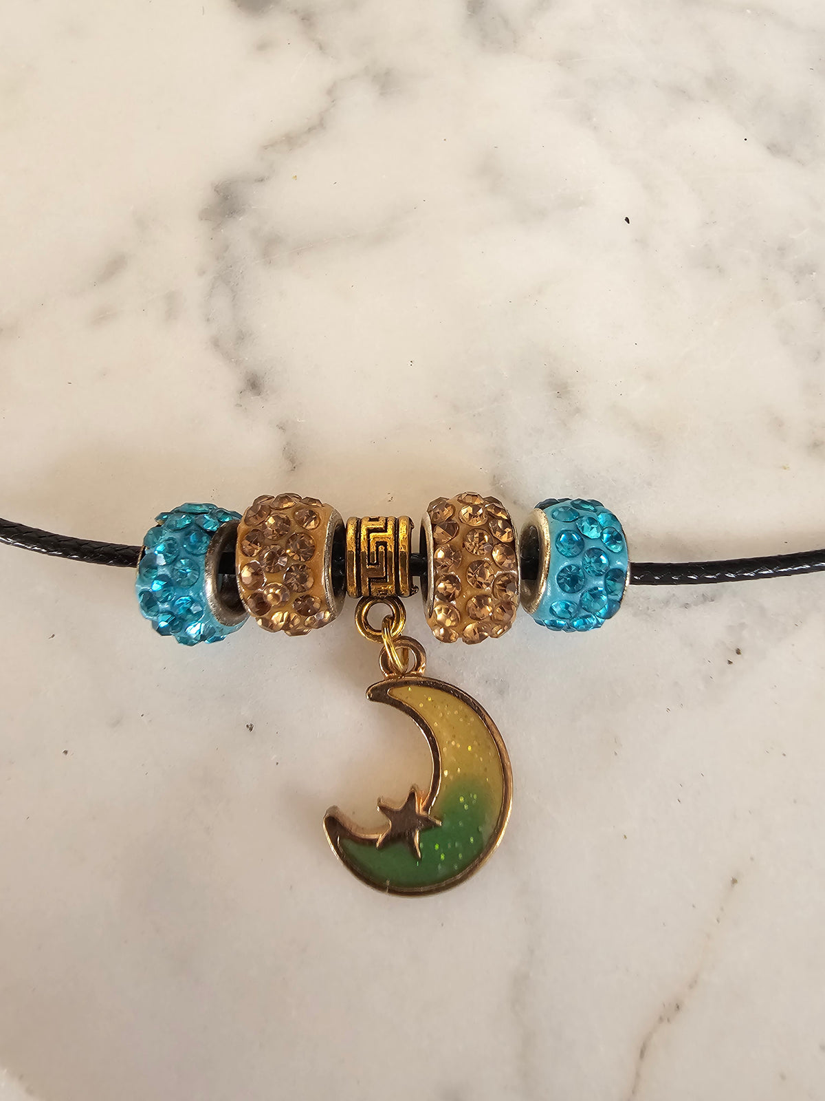 Collar Místico con Colgante de Luna, Estrella y Charms Brillantes