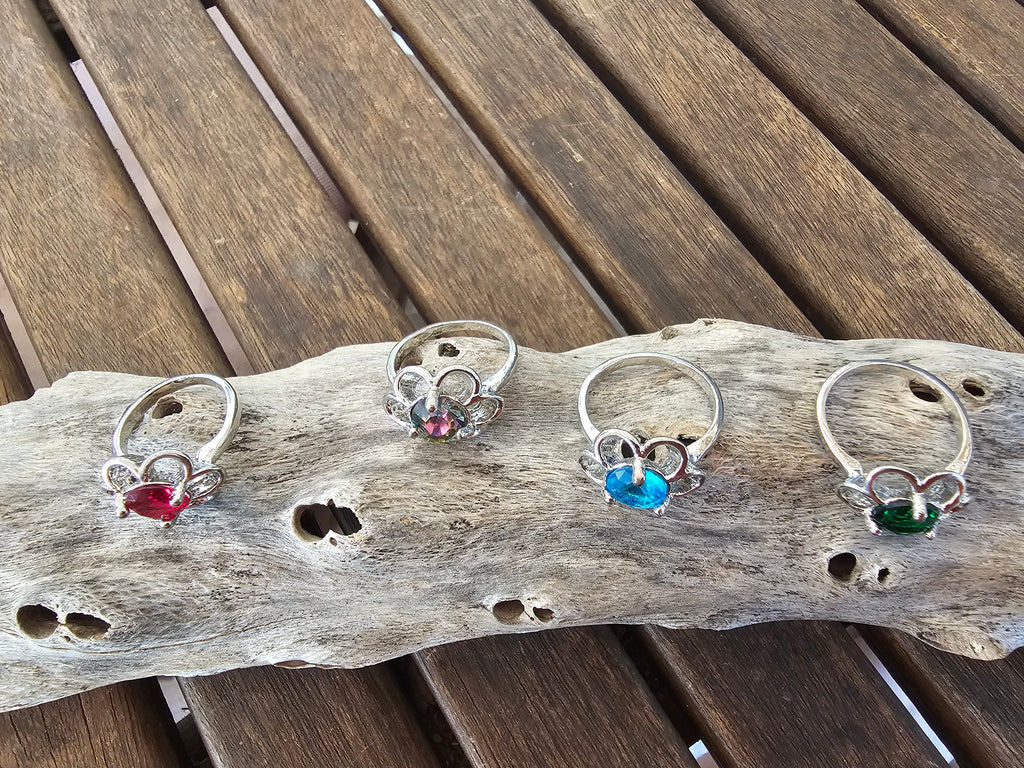 Lindo anillo con forma floral en varios colores