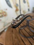 Lindo anillo con forma floral