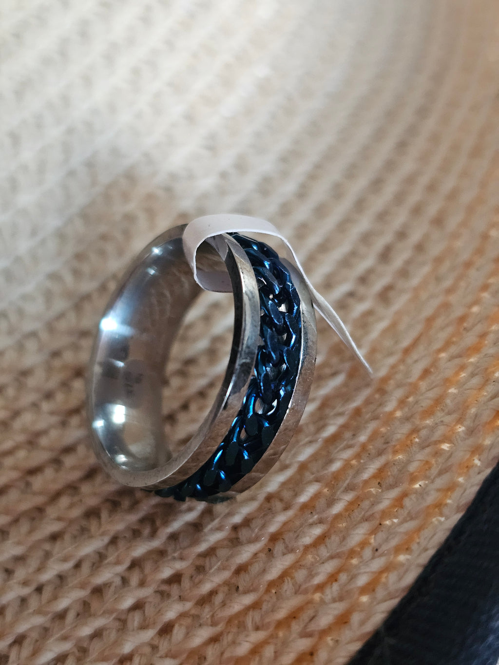 Anillo plateado con cadena azul