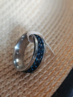 Anillo plateado con cadena azul