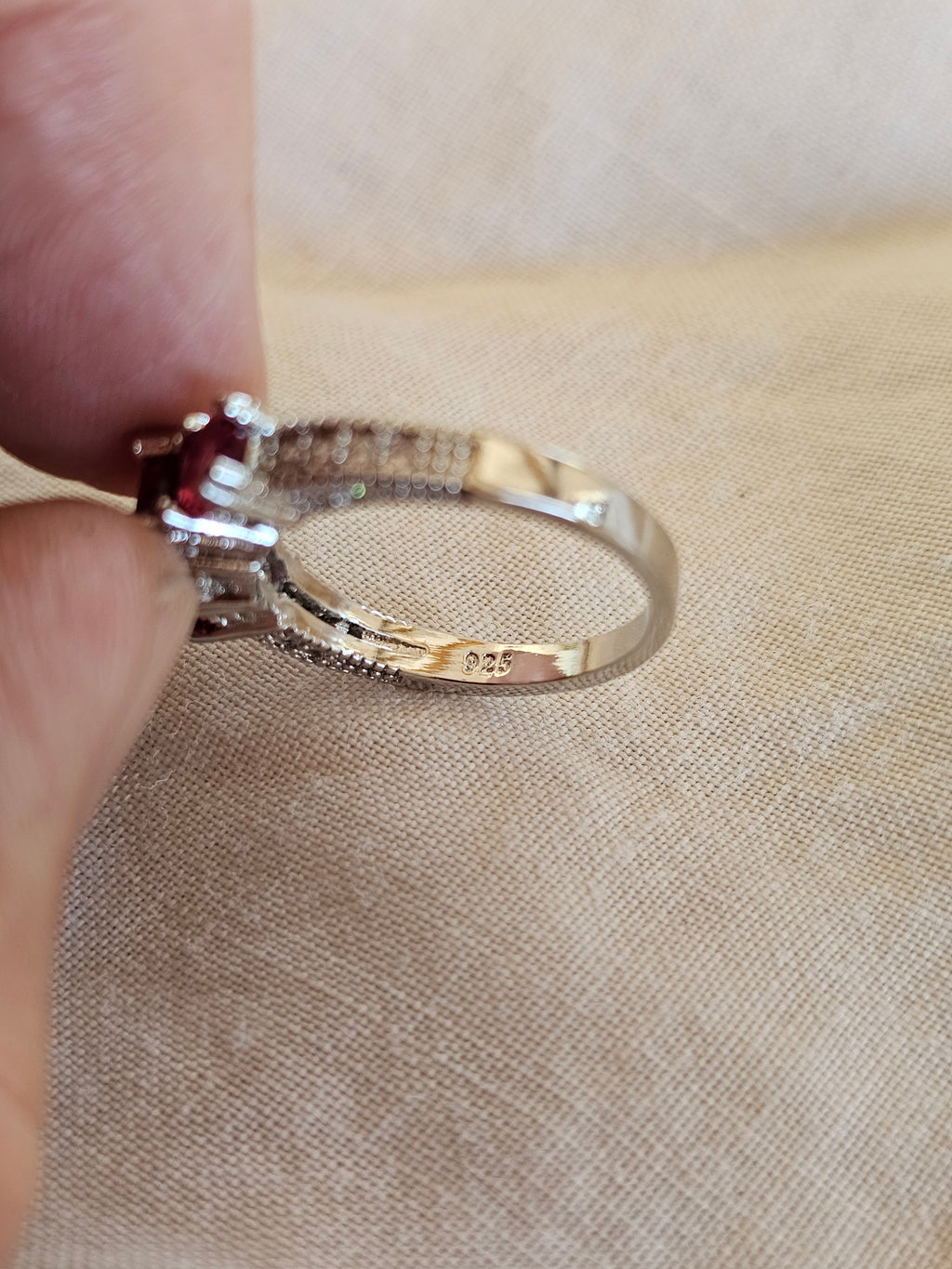 Muy bonito anillo de fila