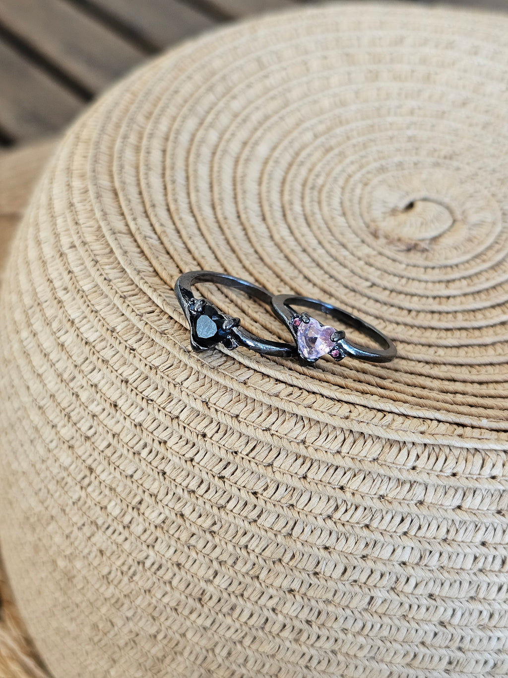 Llamativos anillos negros en forma de corazón