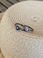 Llamativos anillos negros en forma de corazón