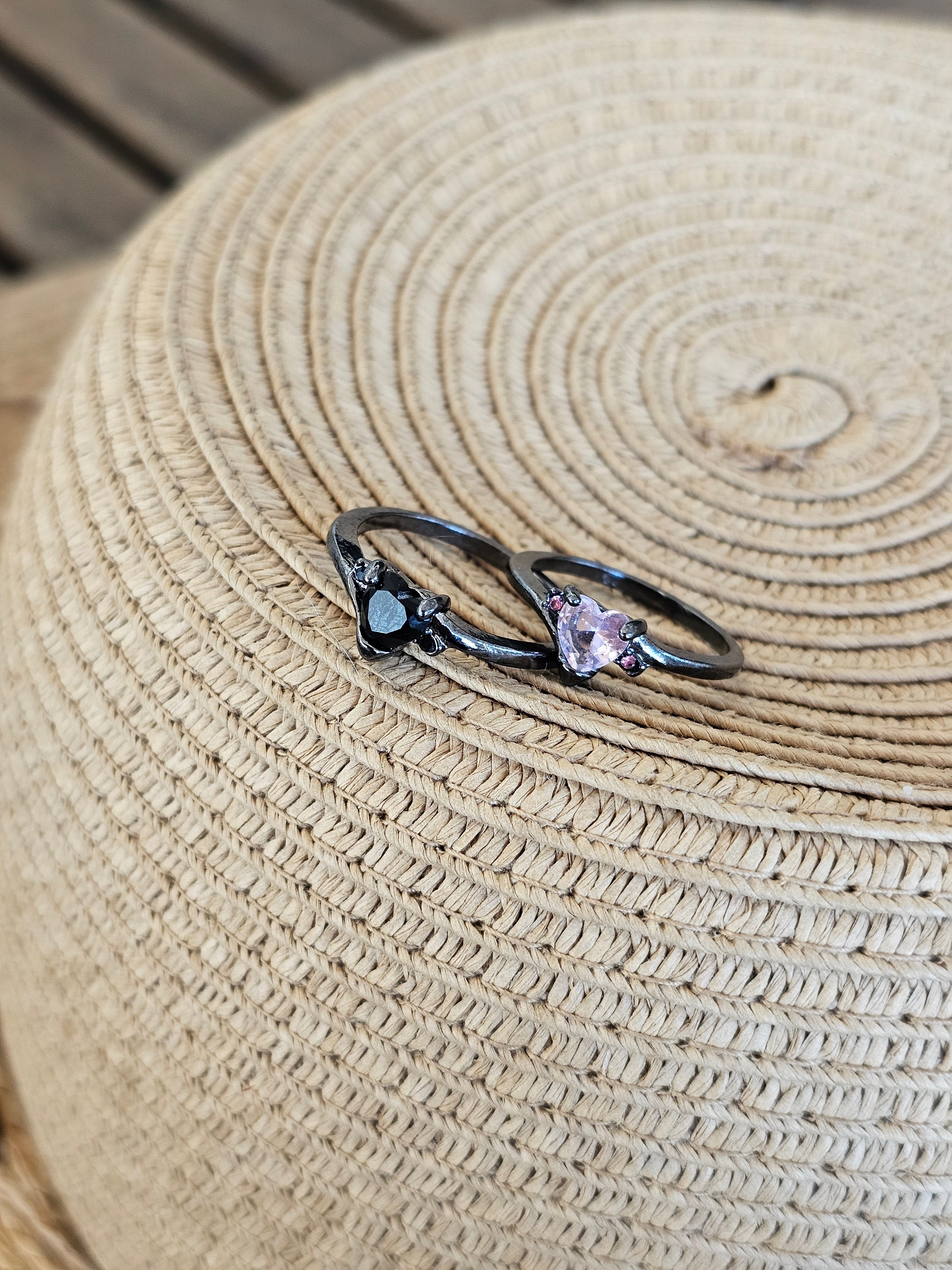 Llamativos anillos negros en forma de corazón