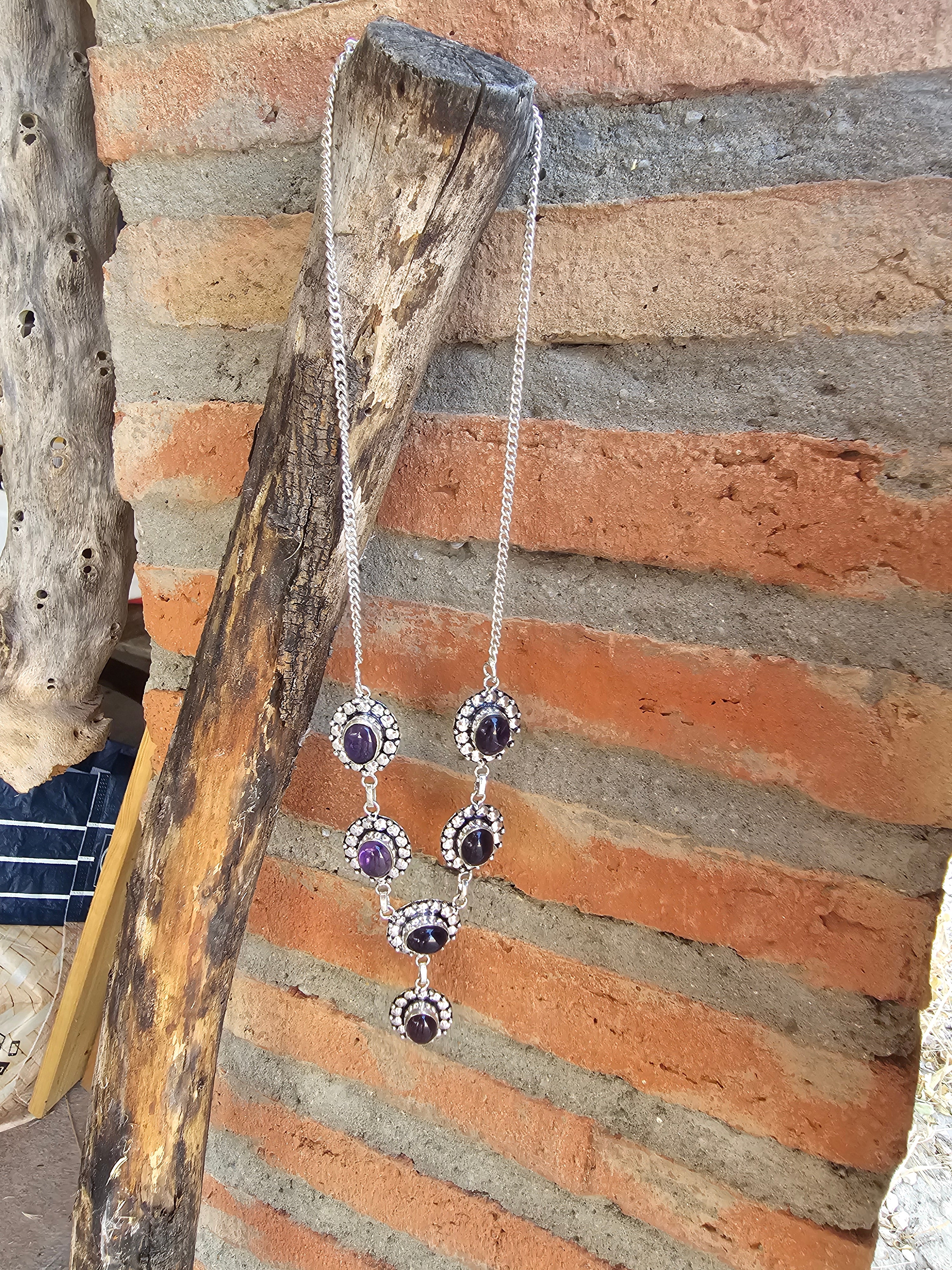 Lindo collar púrpura para cualquier ocasión
