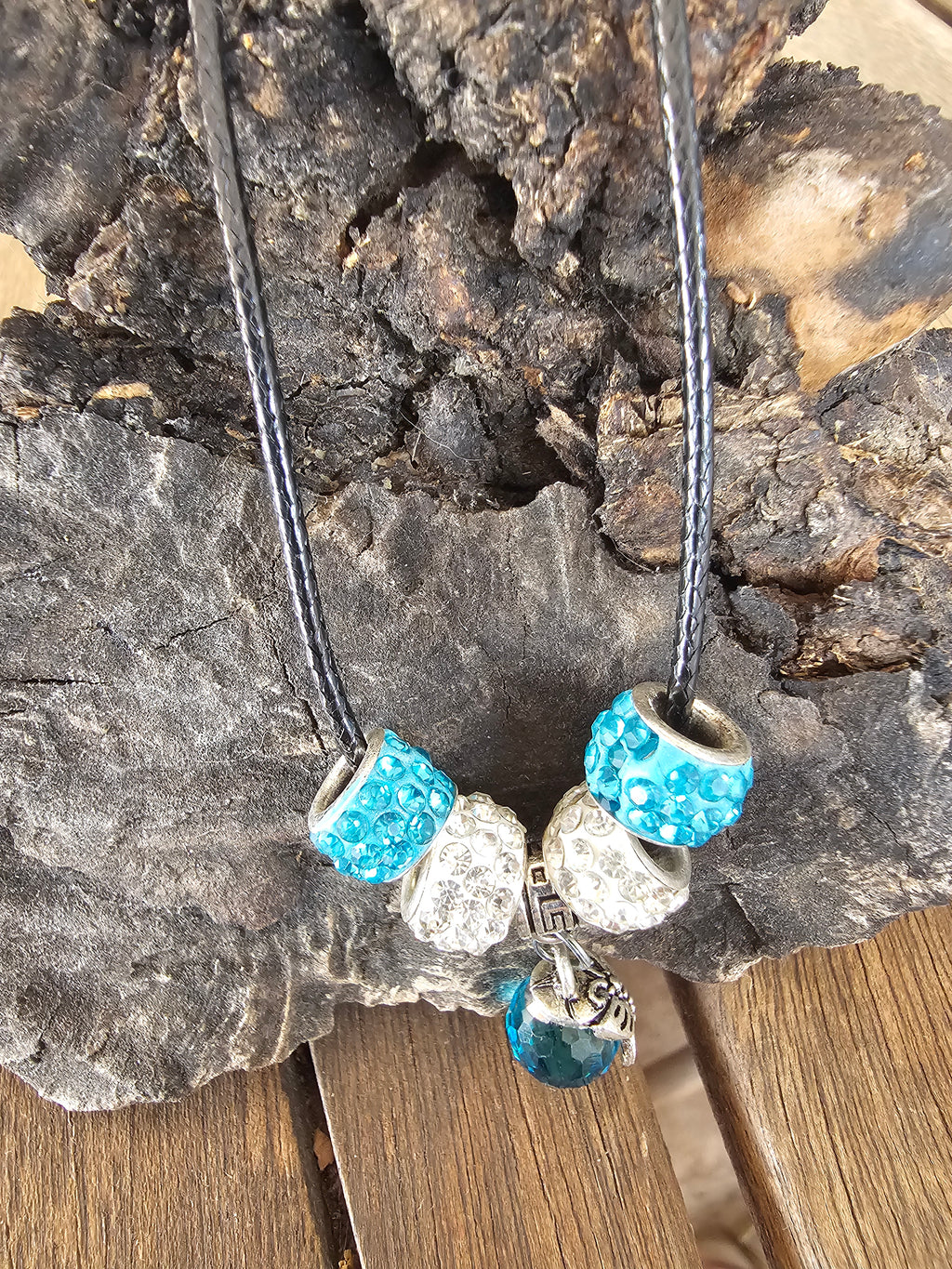 Collar de Cordón Negro con Cuentas Pavé y Colgante Turquesa – Estilo Pandora