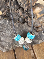 Collar de Cordón Negro con Cuentas Pavé y Colgante Turquesa – Estilo Pandora