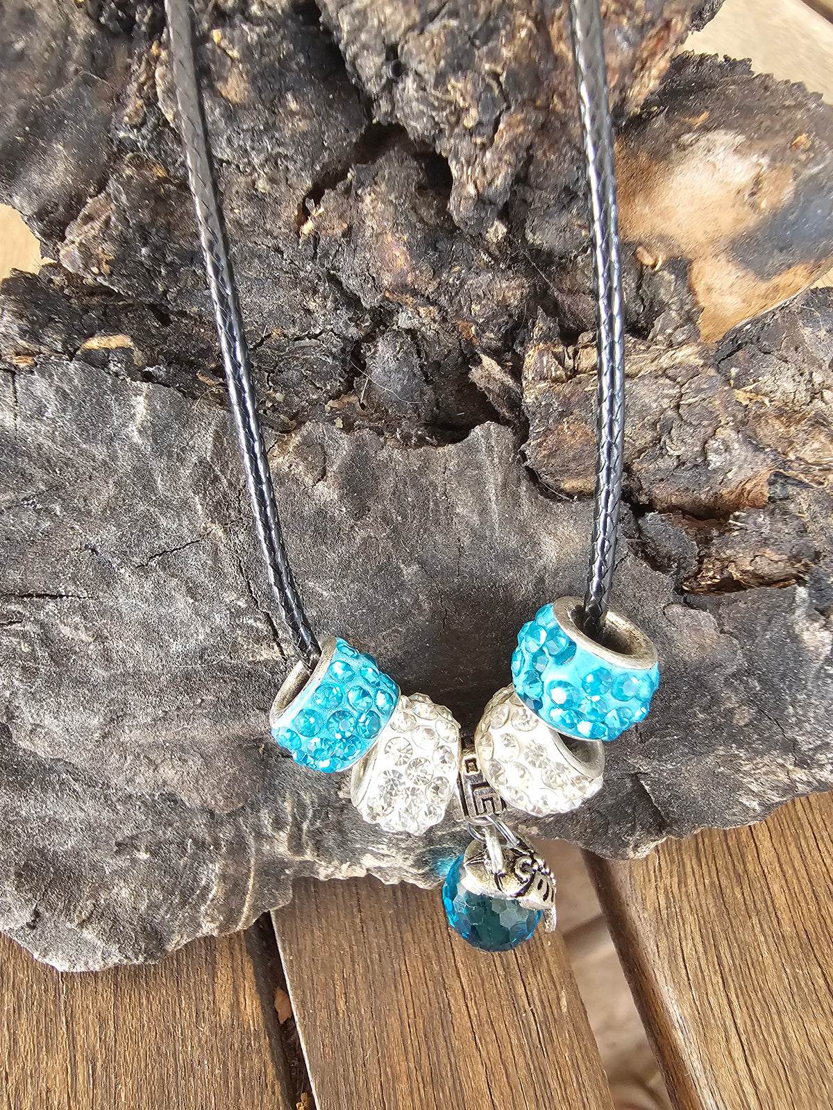 Collar de Cordón Negro con Cuentas Pavé y Colgante Turquesa – Estilo Pandora