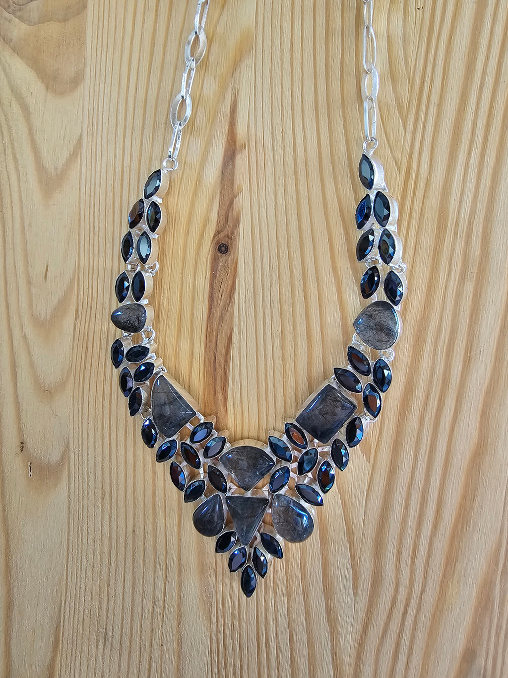 Collar elegante oscuro