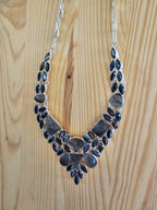 Collar elegante oscuro