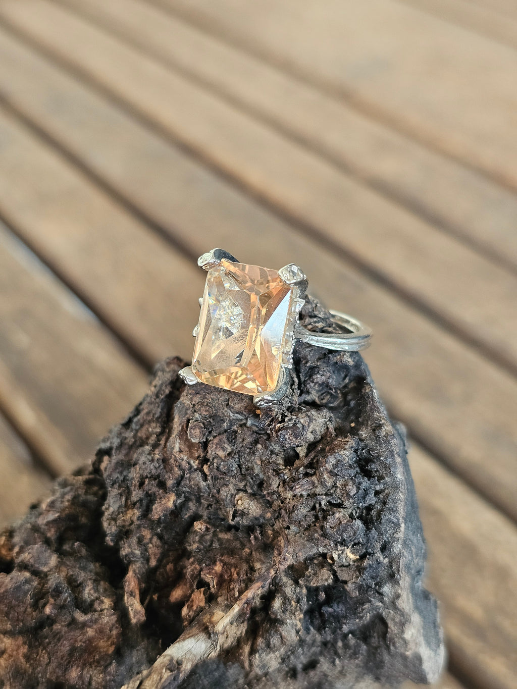 Llamativo anillo con filigranas y piedra cuadrado