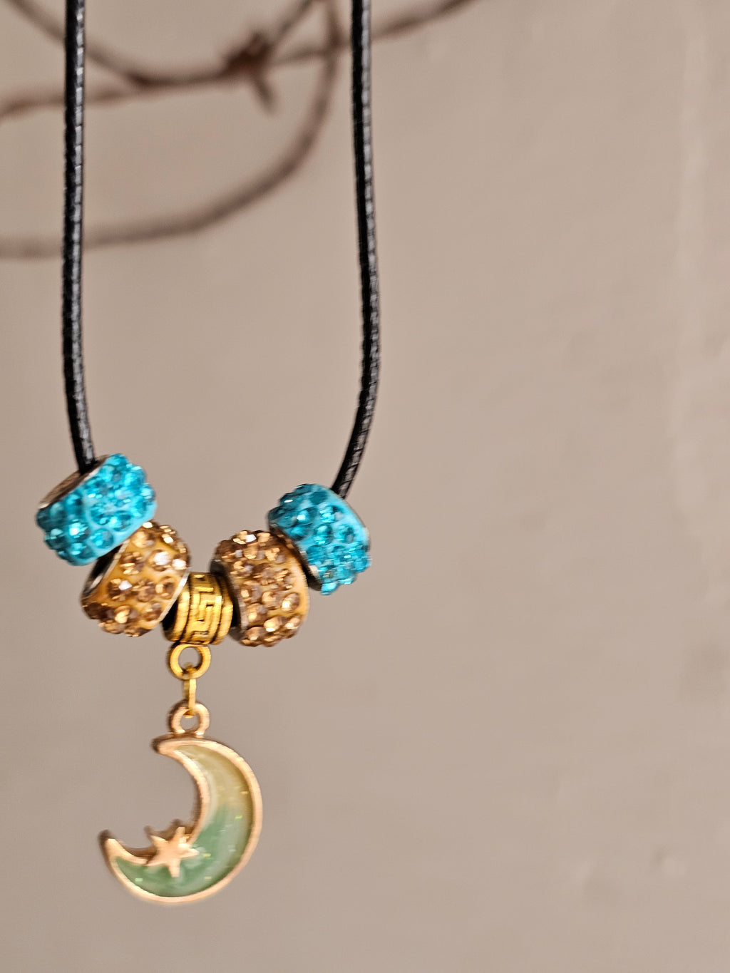 Collar Místico con Colgante de Luna, Estrella y Charms Brillantes