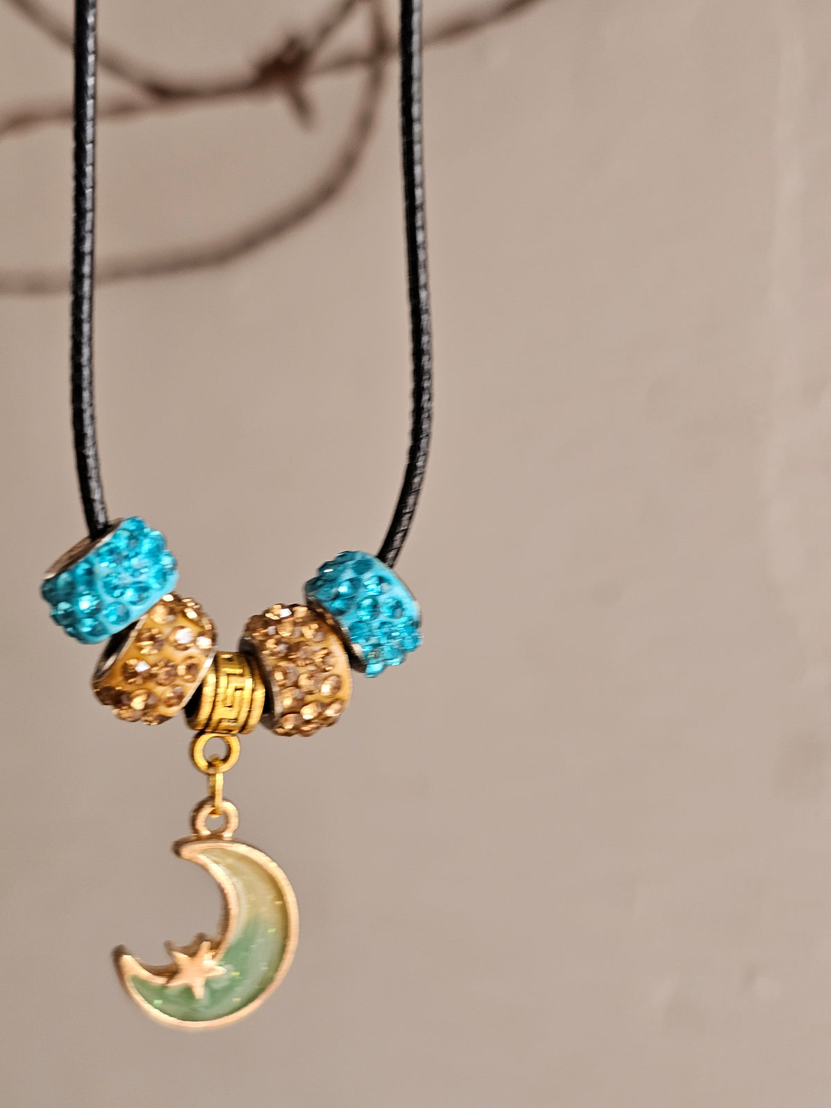 Collar Místico con Colgante de Luna, Estrella y Charms Brillantes