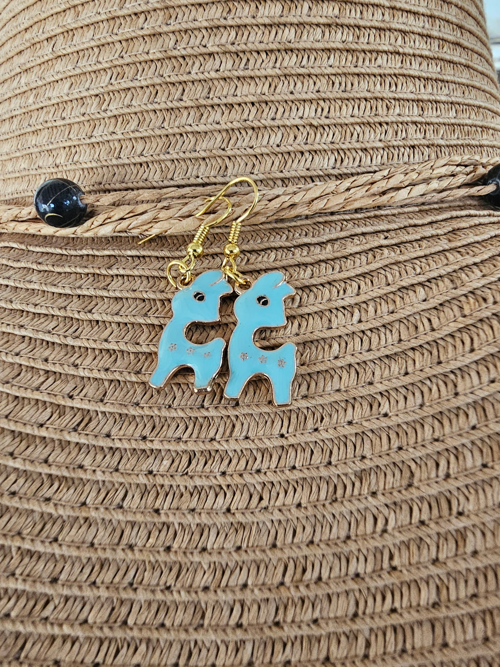 Pendientes de llama en rosa, azul, blanco y negro