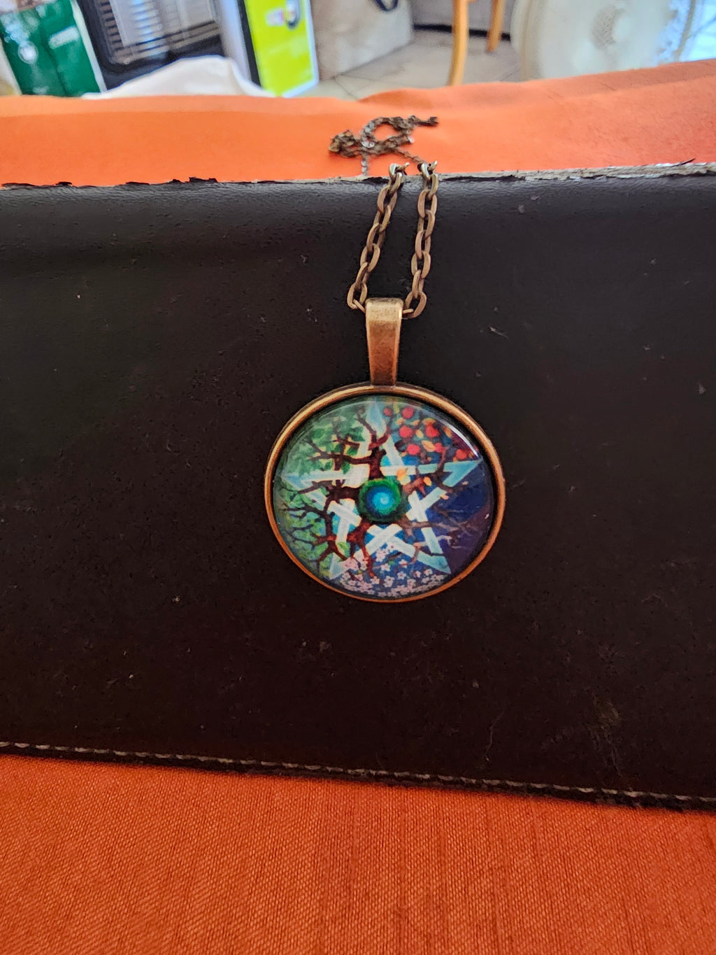 Collar con colgante,  dibujo de pentáculo con rama de árbol