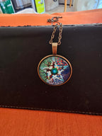 Collar con colgante,  dibujo de pentáculo con rama de árbol