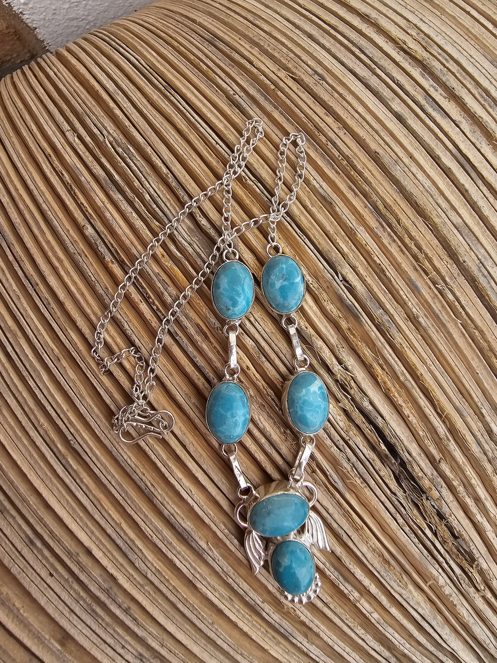 Bonito collar lavalier con alas