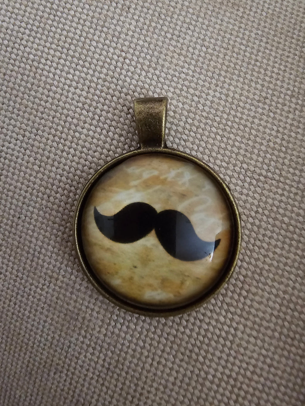 Colgante con mostacho