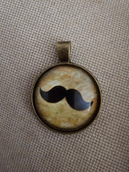 Colgante con mostacho