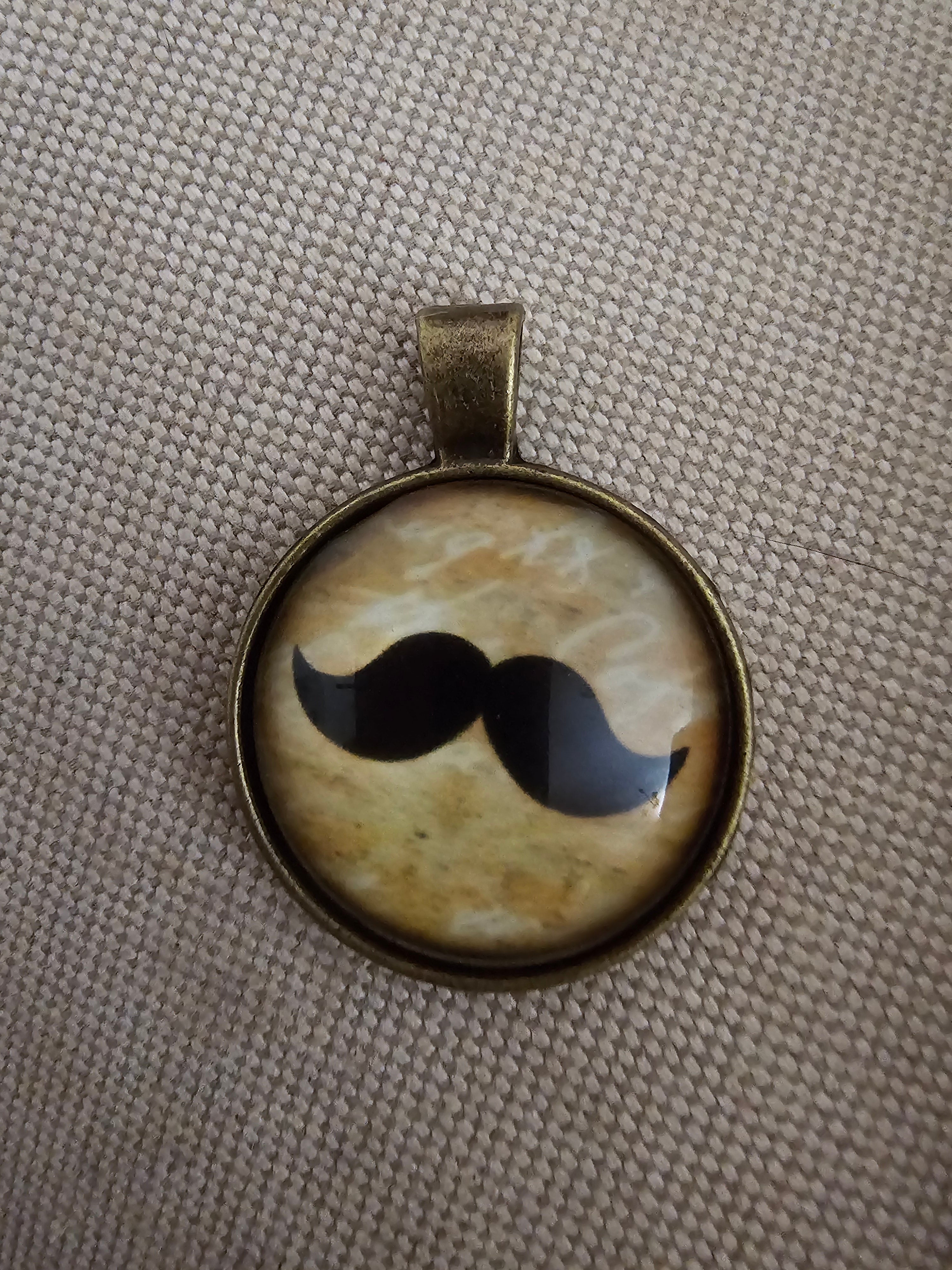 Colgante con mostacho
