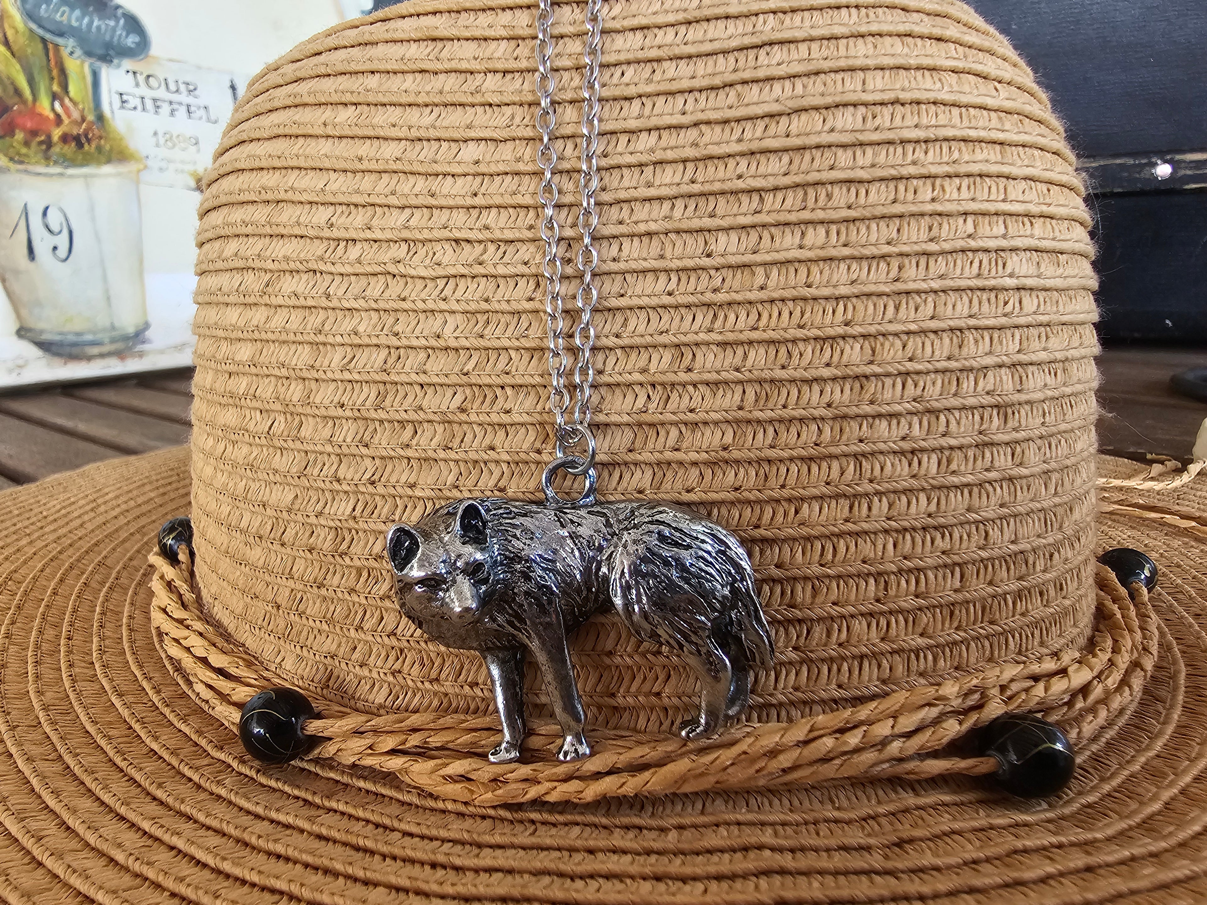 Collar Colgante Lobo Salvaje – Plata Envejecida y Relieve 3D