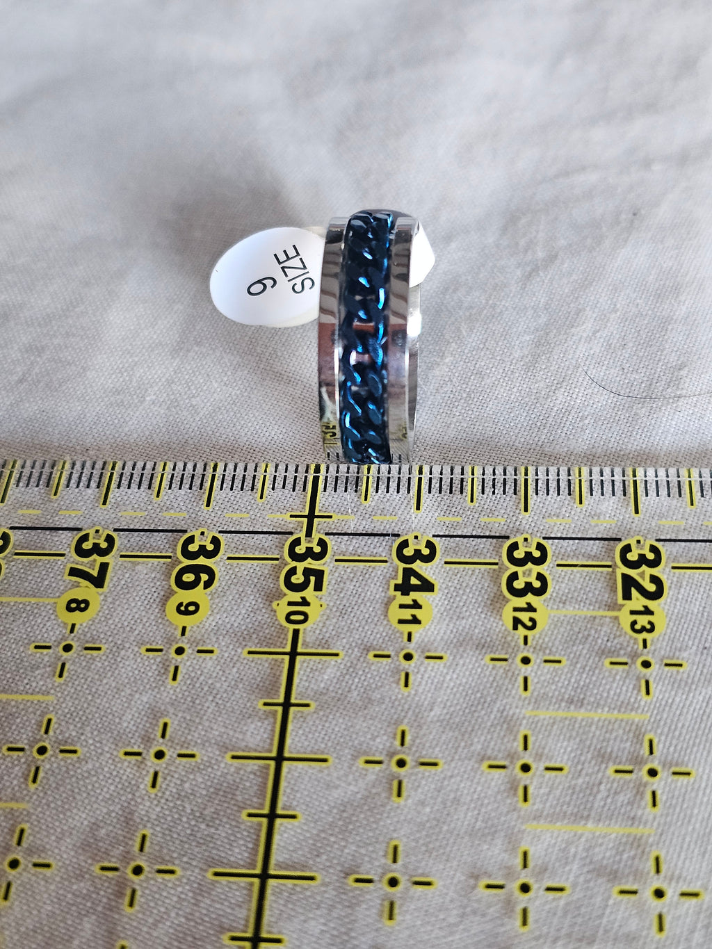 Anillo plateado con cadena azul
