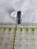 Anillo plateado con cadena azul