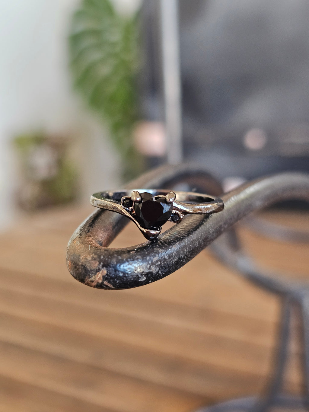 Llamativos anillos negros en forma de corazón