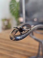 Llamativos anillos negros en forma de corazón