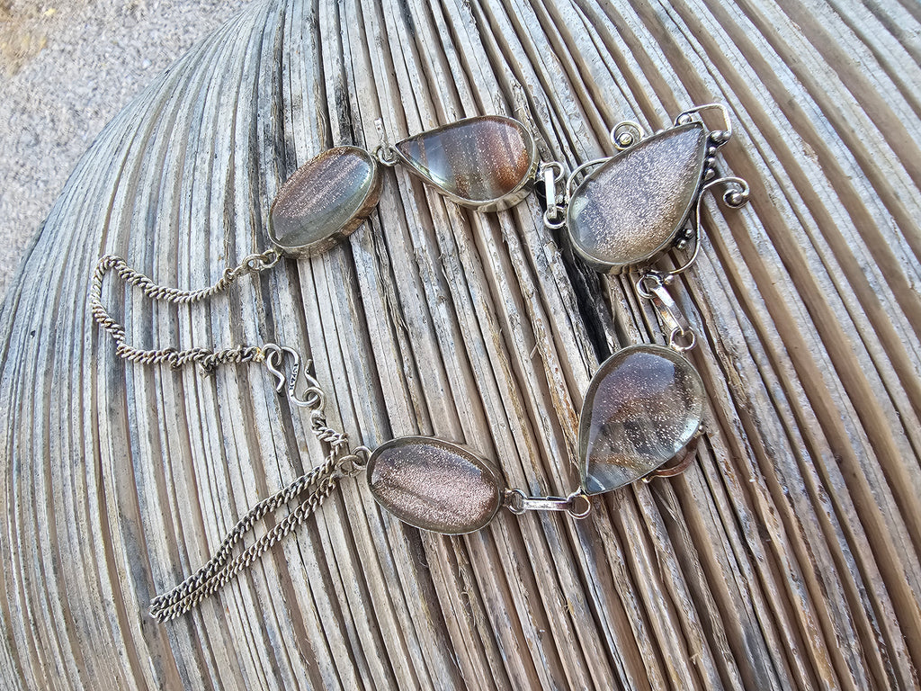 Collar brillante con detalles