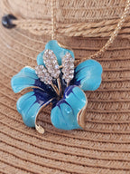 Colgante y brocha de Betsey Johnson