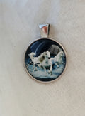 Caballos blancos en galope