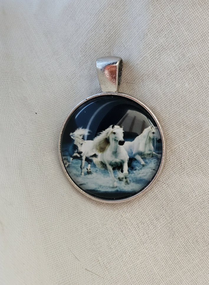 Caballos blancos en galope