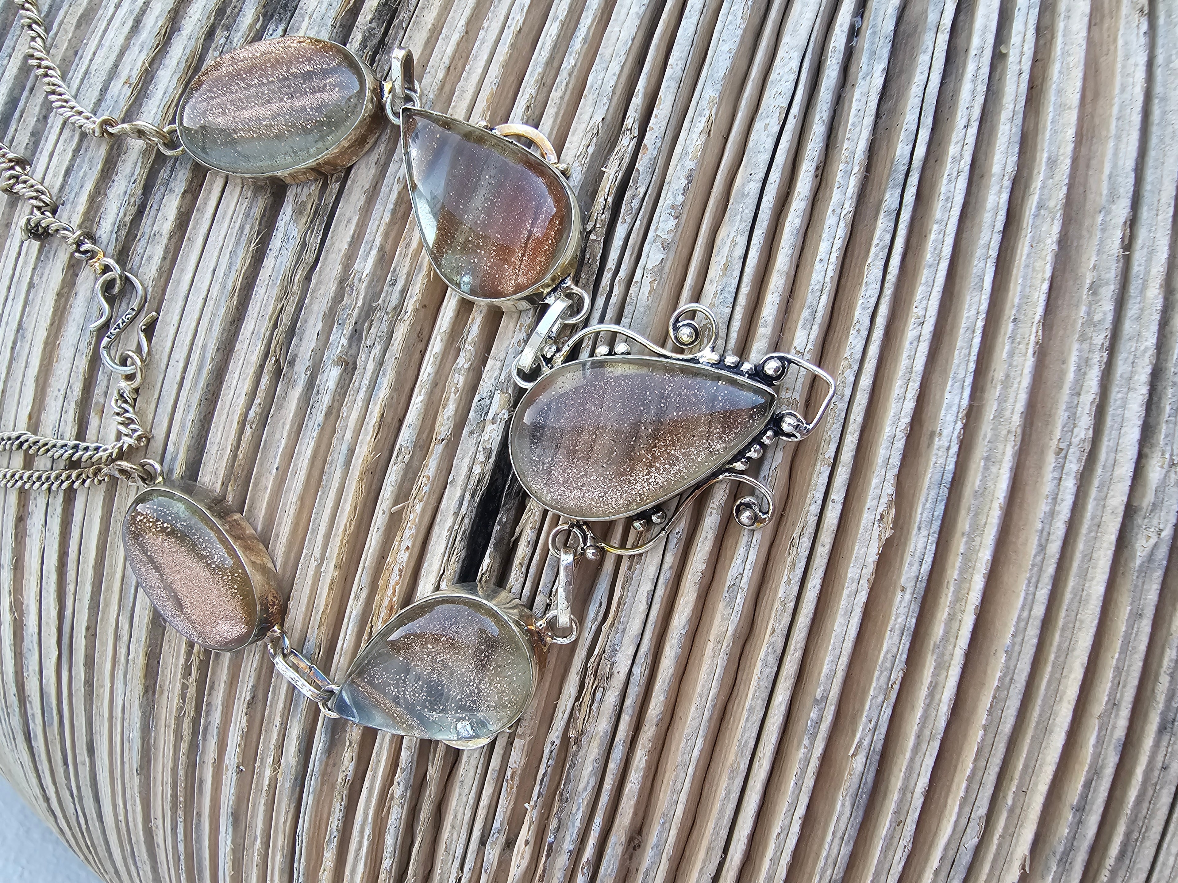 Collar brillante con detalles