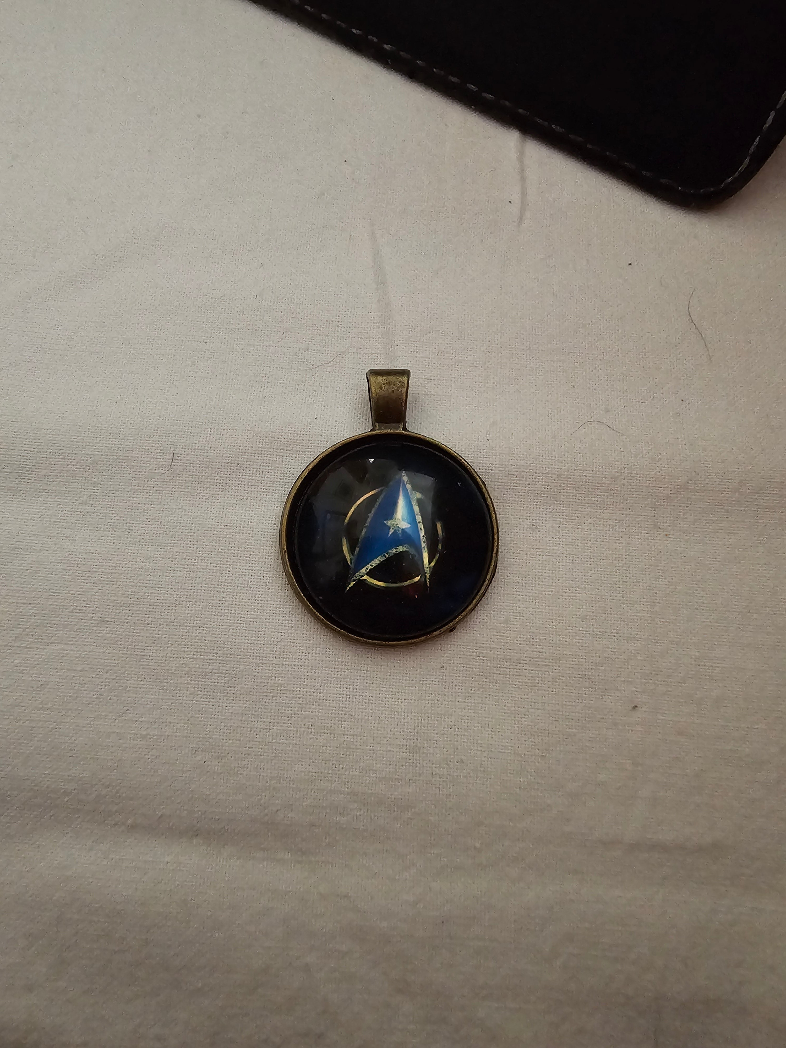 Star Trek Collar colgante con logo Boldly aumentado