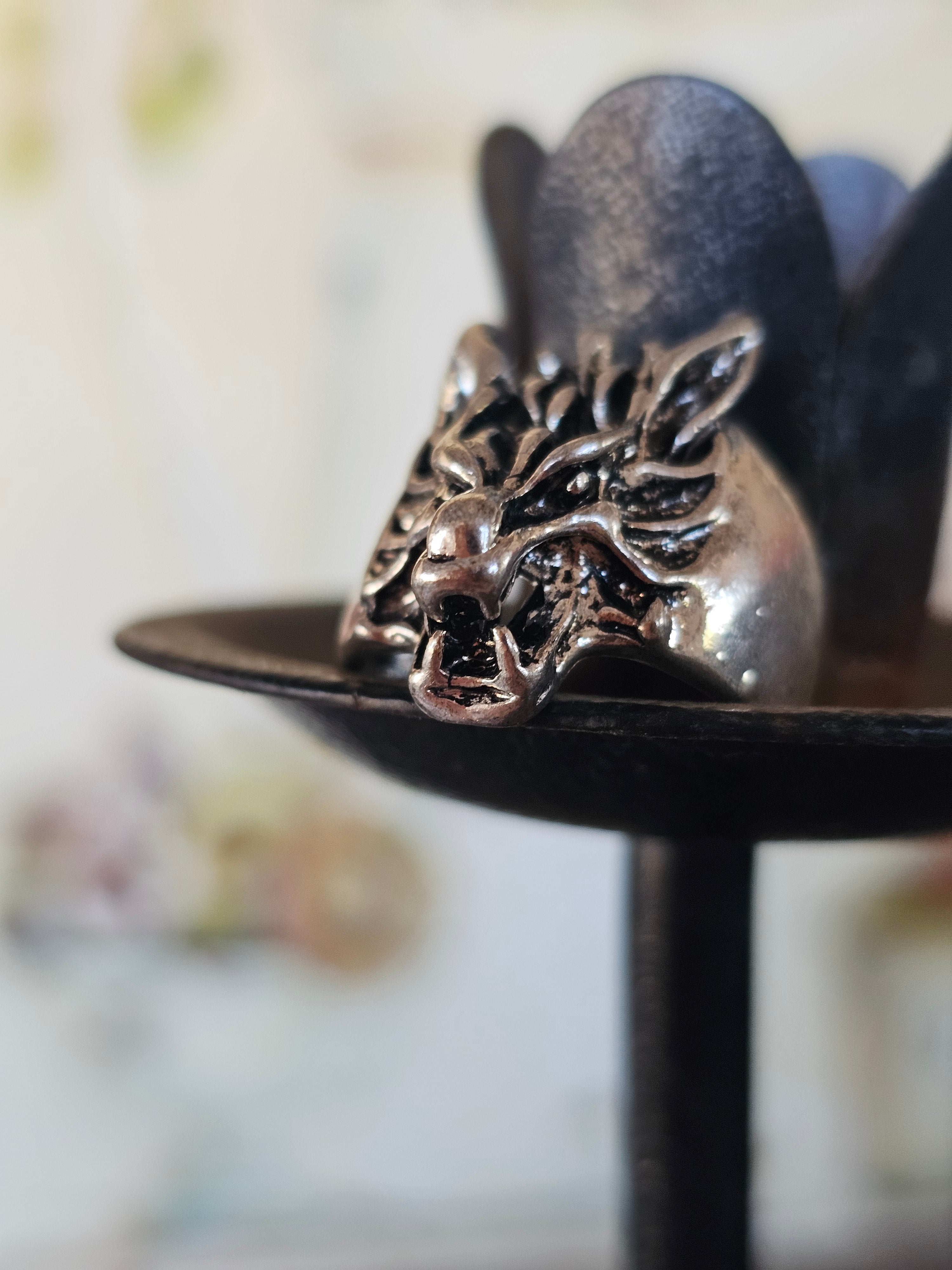 Cabeza de lobo en anillo