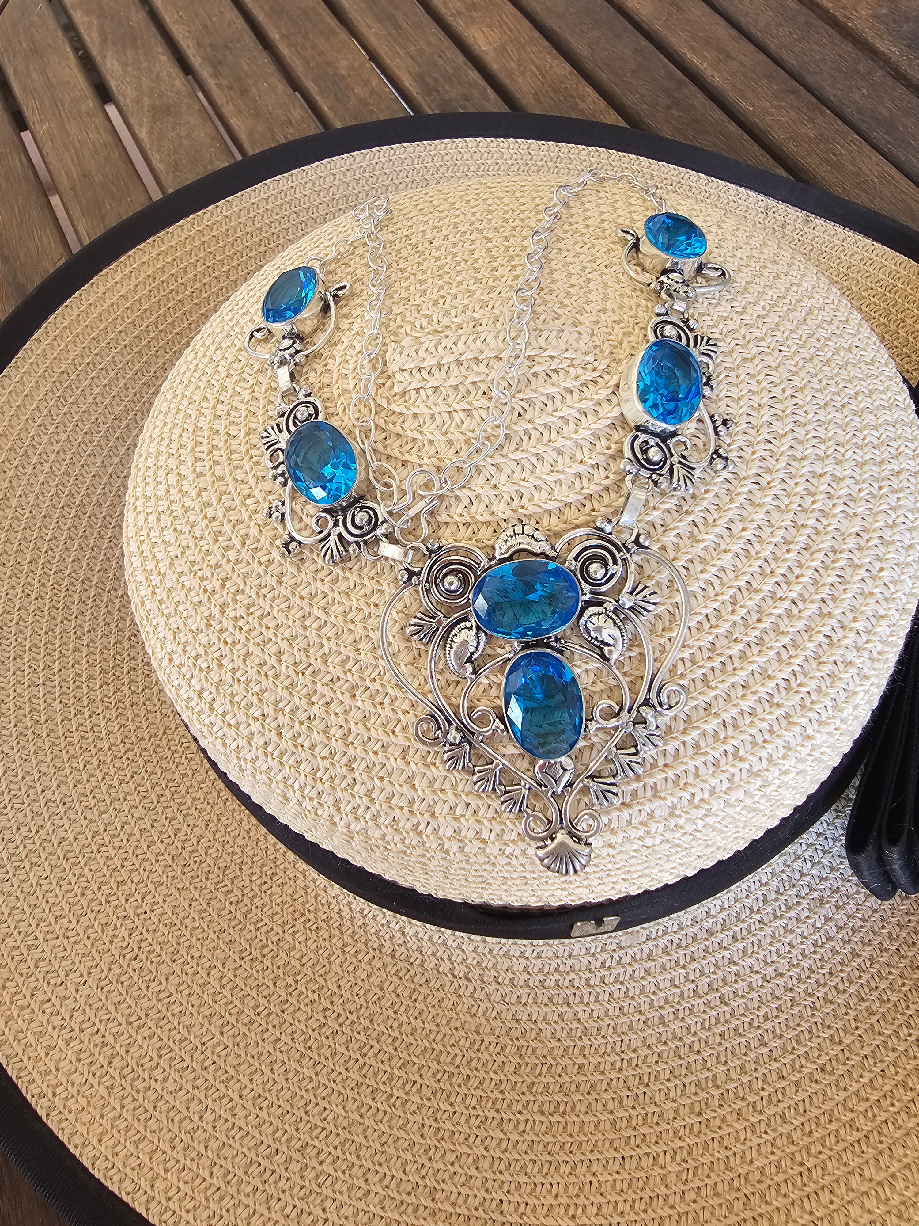 Collar delicado y elegante