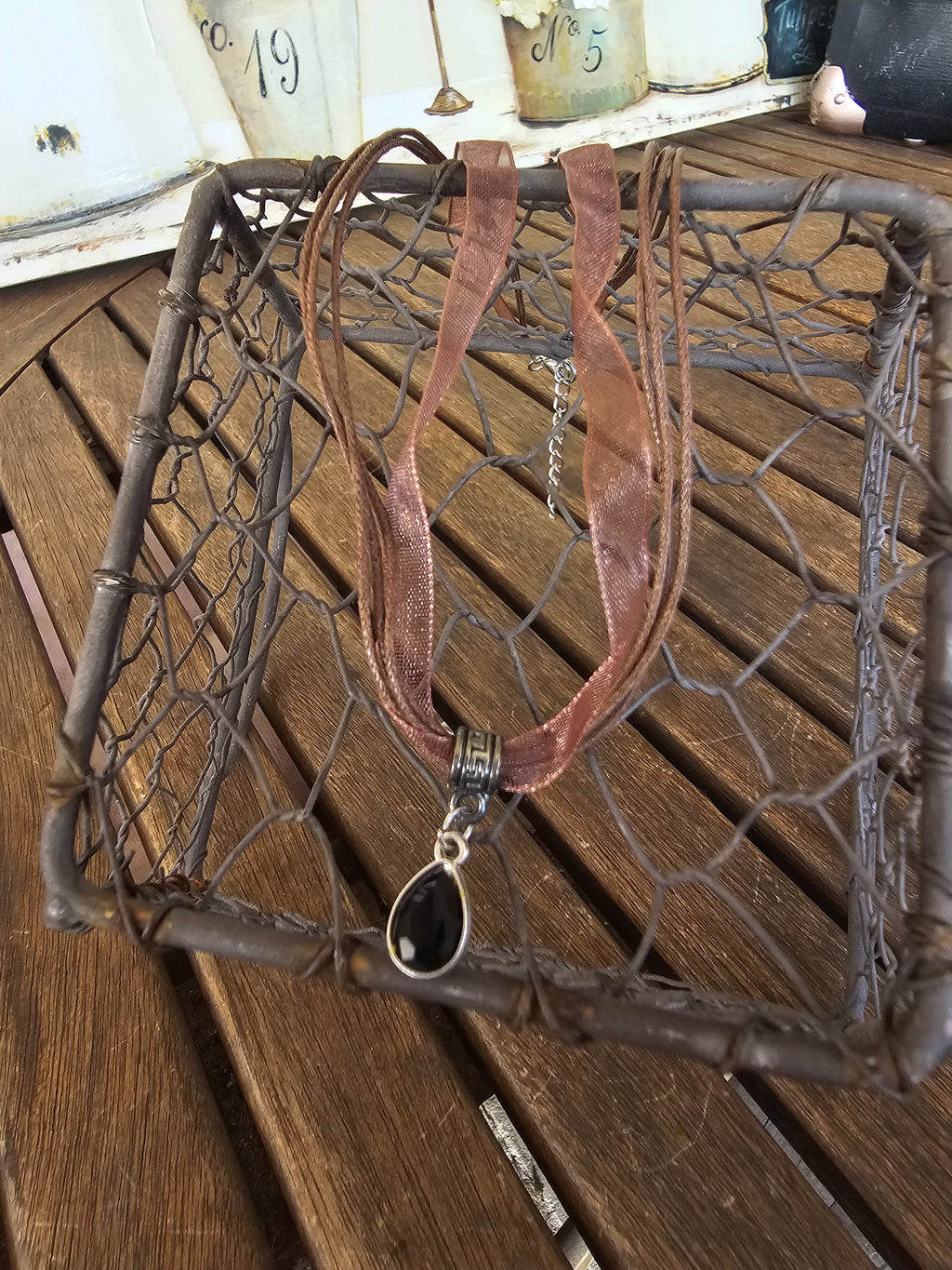 Collar Multihilo con Colgante de Cristal Negro en Gota – Estilo Boho Chic