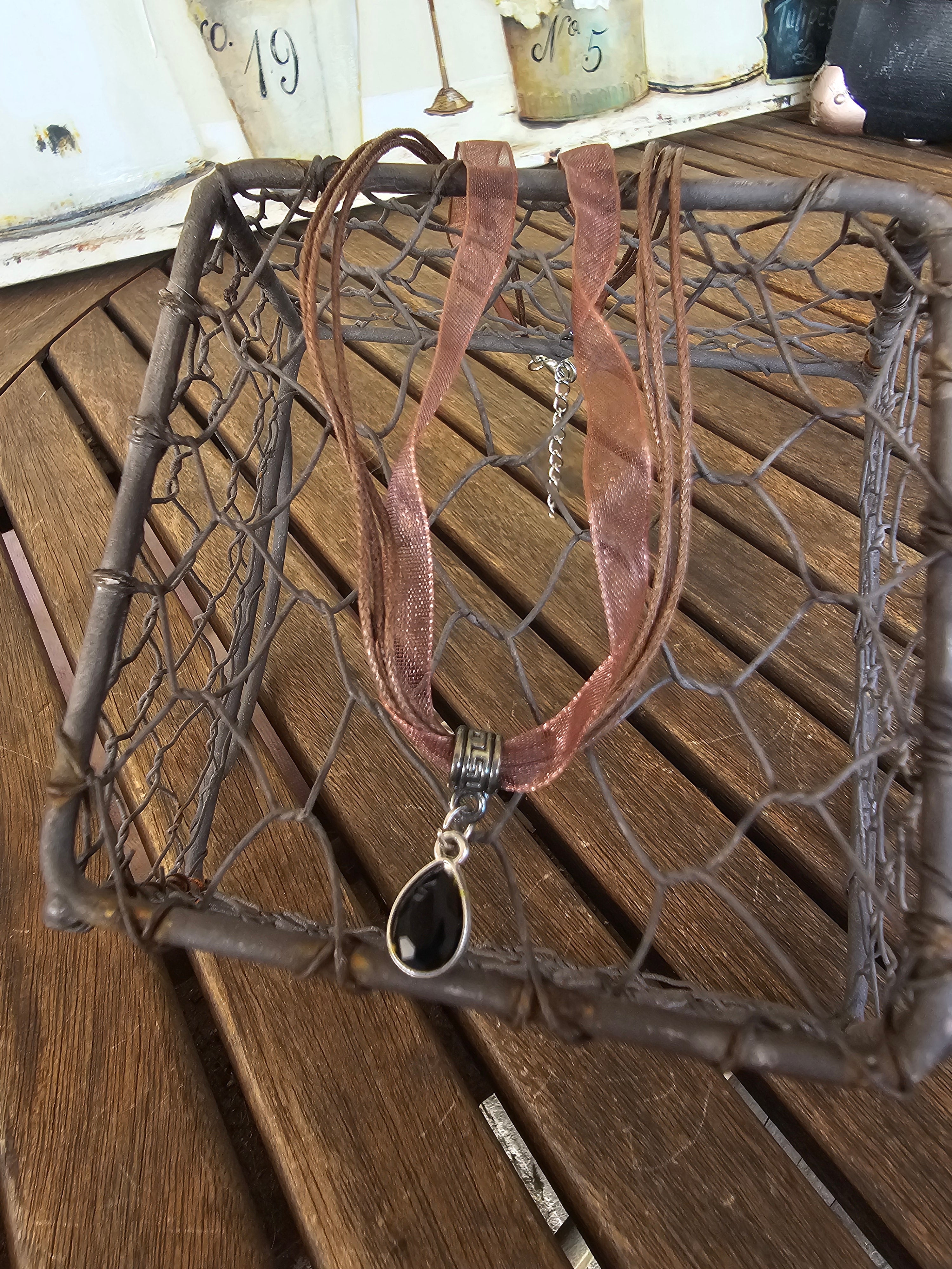 Collar Multihilo con Colgante de Cristal Negro en Gota – Estilo Boho Chic