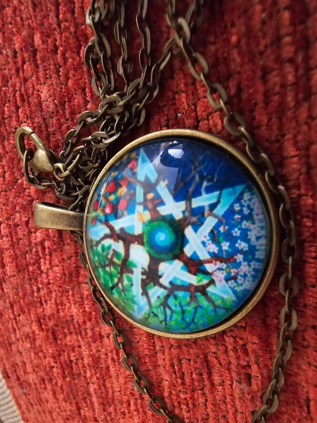 Collar con colgante,  dibujo de pentáculo con rama de árbol