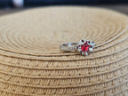 Lindo y femenino anillo con un cristal central